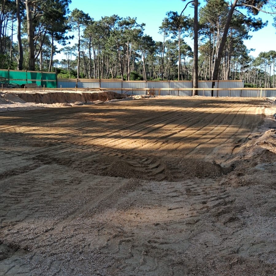 Nivelación de terreno comercial en Maldonado - Preparación de suelo para construcción