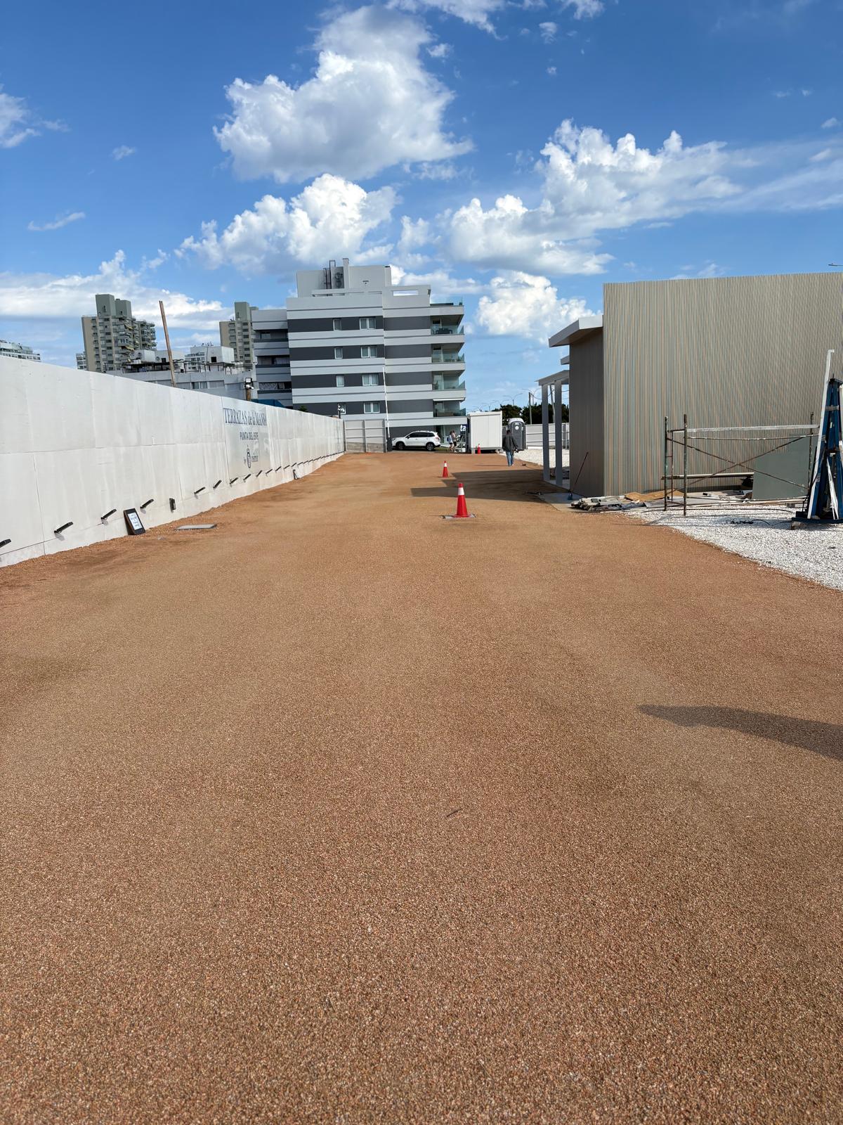 Nivelación de estacionamiento en Punta del Este - Preparación de suelo para playa de maniobras