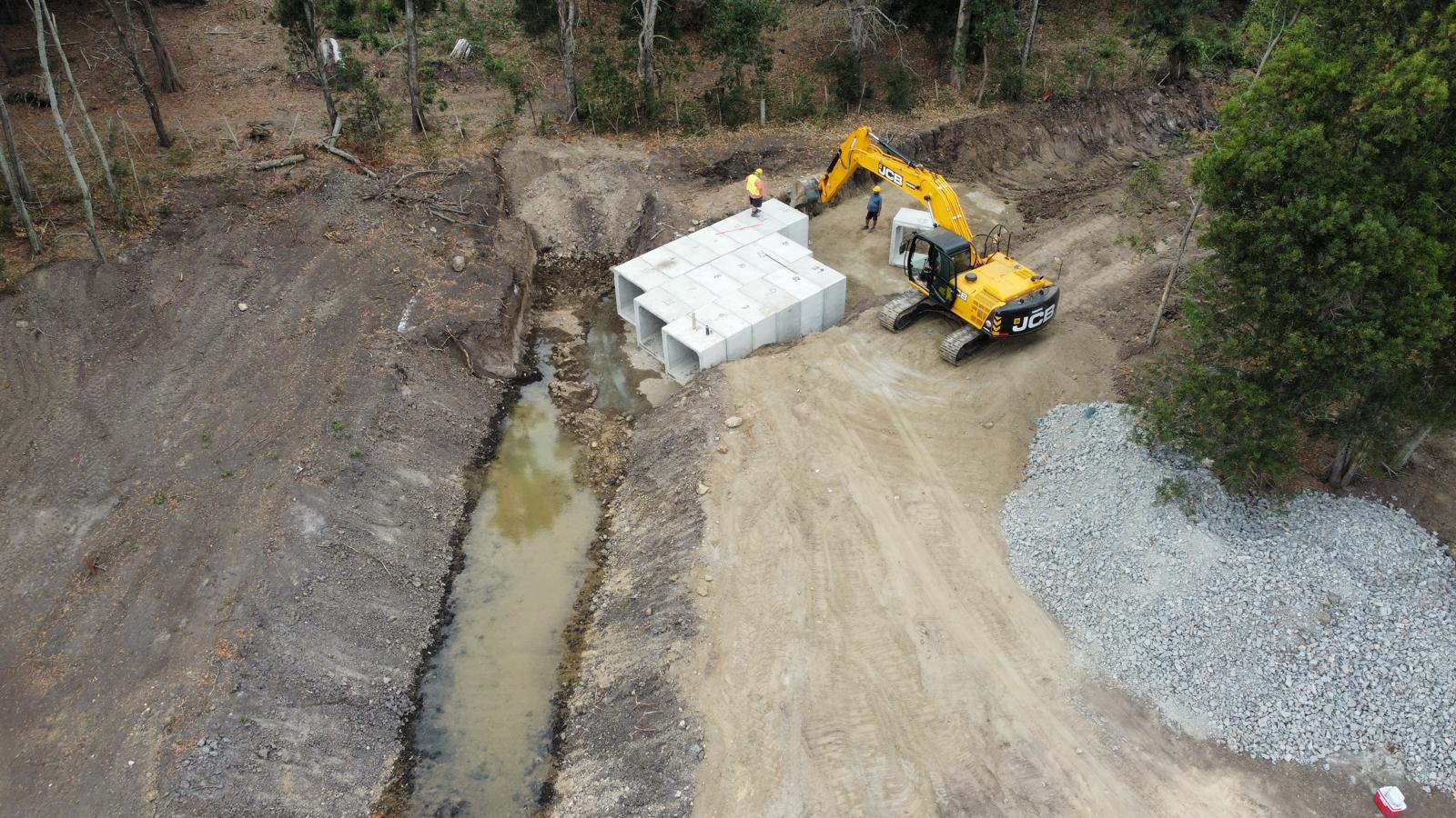 Equipo profesional de Kataras Excavaciones trabajando en movimiento de suelos en Maldonado - Maquinaria y personal especializado